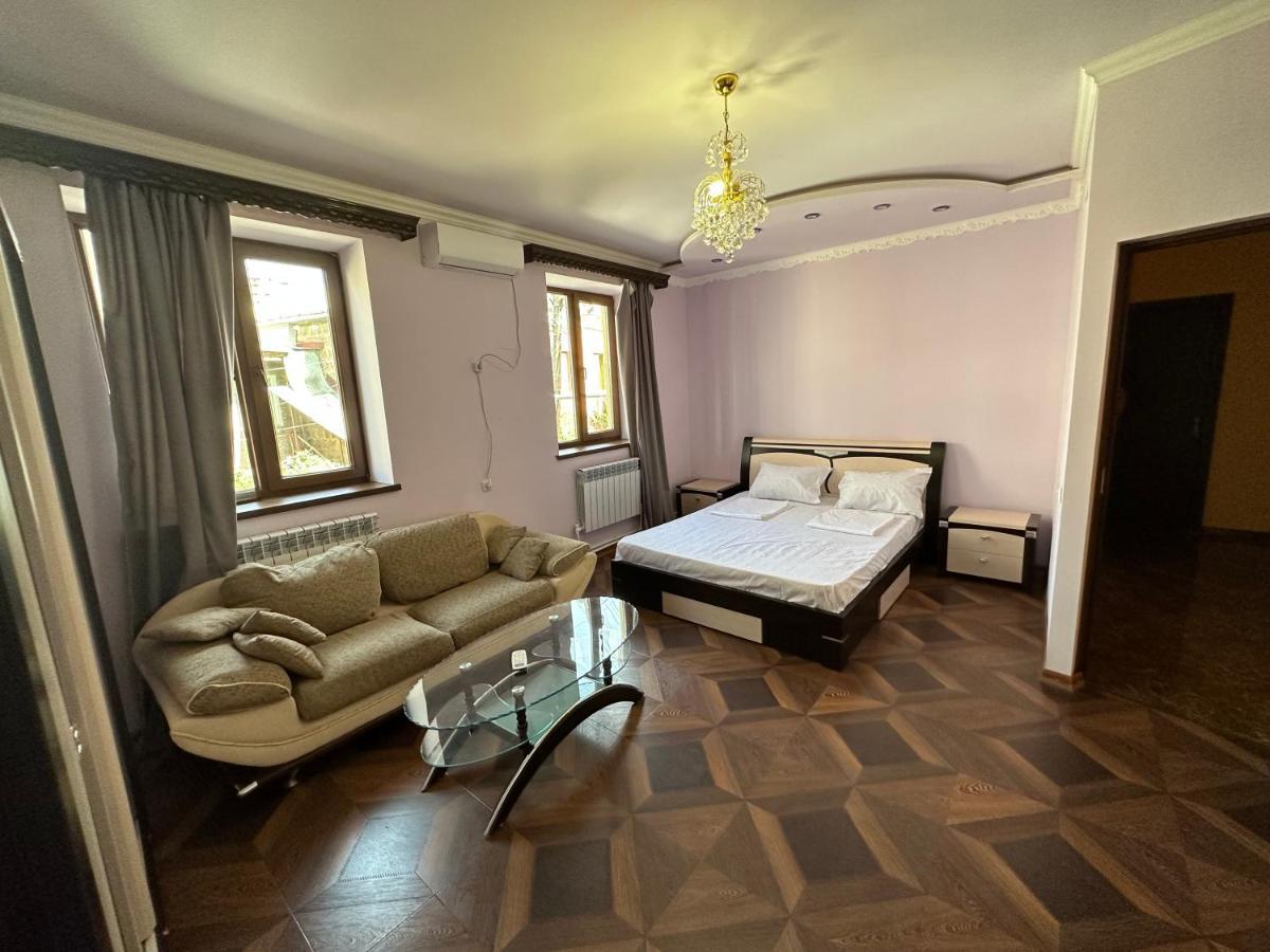 Favorit Hotel-Hostel Yerevan Exterior foto