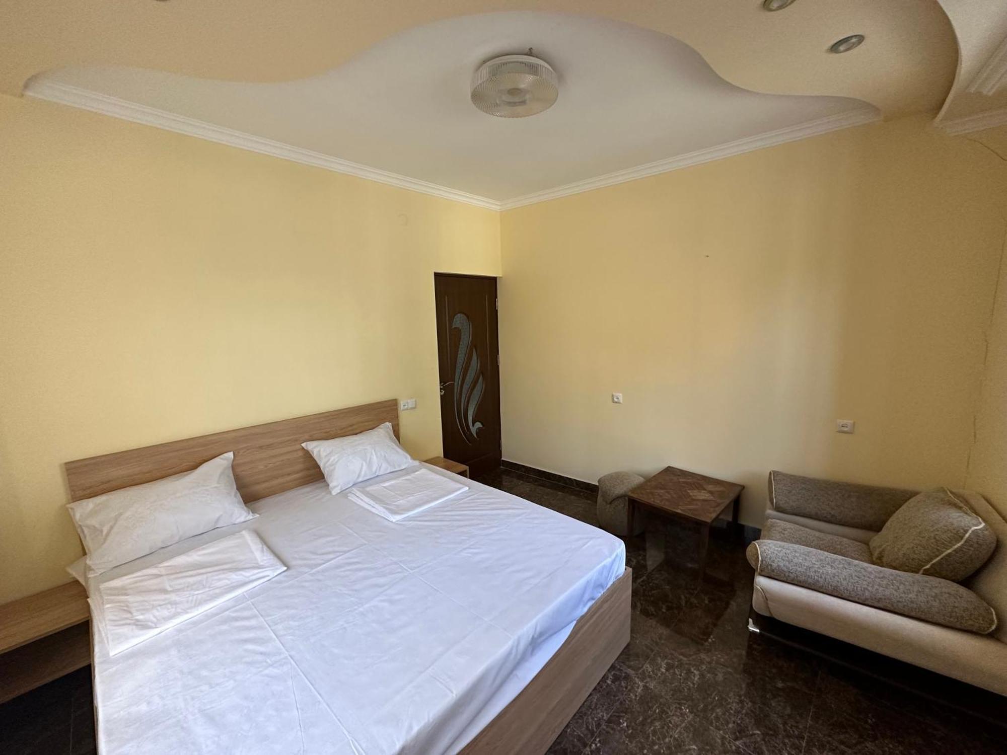 Favorit Hotel-Hostel Yerevan Exterior foto